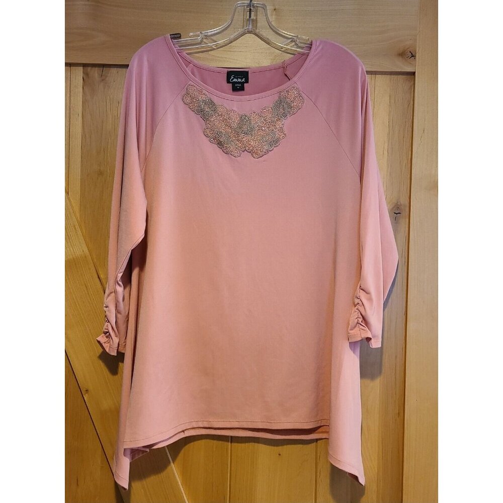 Simply Emma Size 1X Sharkbite Hem 3/4 Sleeve Beaded Embellished Neck Top Pink - Picture 1 of 15